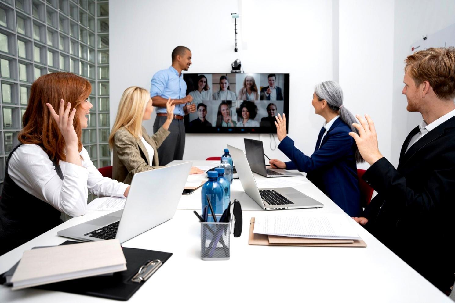 Studenti che collaborano durante una sessione pratica di apprendimento